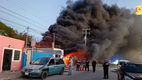 Sofocan incendio en un taller de herrería en la colonia Bojórquez en Mérida