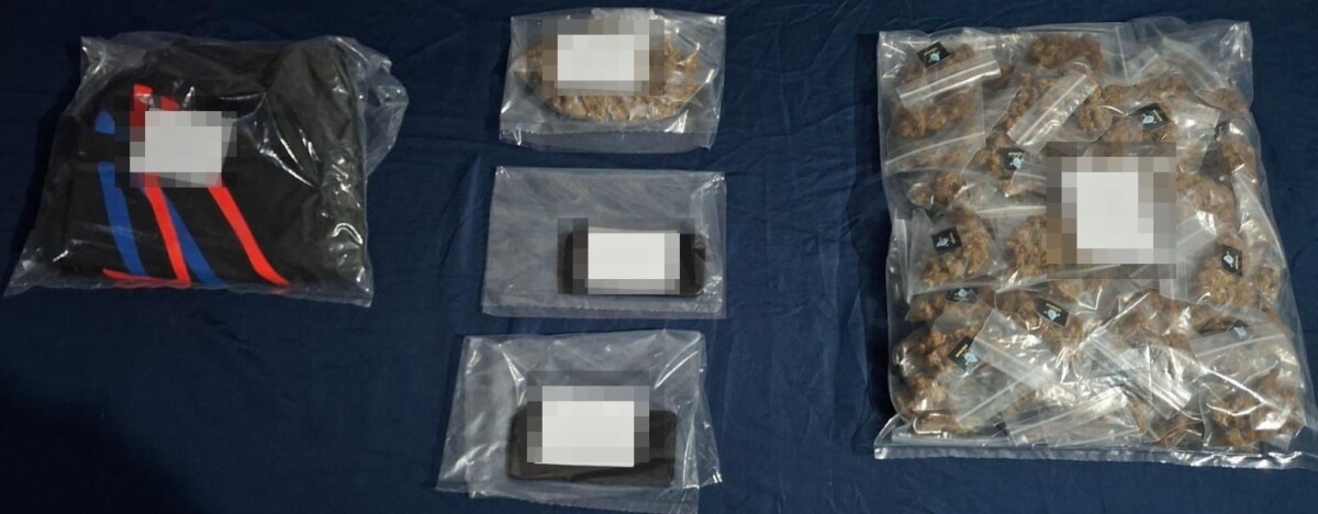 A Marco Antonio "N" los agentes le aseguraron 78 bolsitas y una bolsa mediana que contenían hierba seca con características similares a la marihuana.