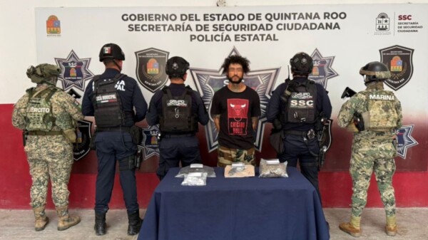 Detienen a un hombre en Mahahual con presuntos narcóticos y un arma de fuego