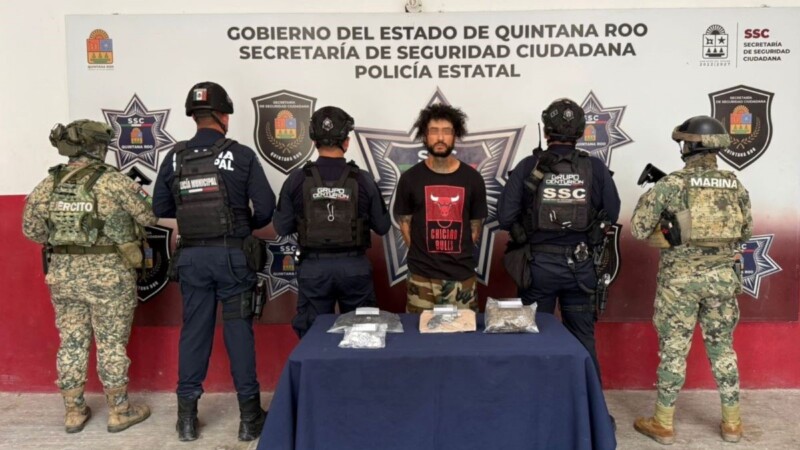 Detienen a un hombre en Mahahual con presuntos narcóticos y un arma de fuego