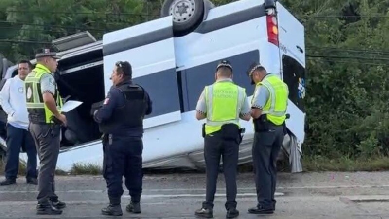 Vuelca una van con turistas en la carretera Tulum- Playa del Carmen