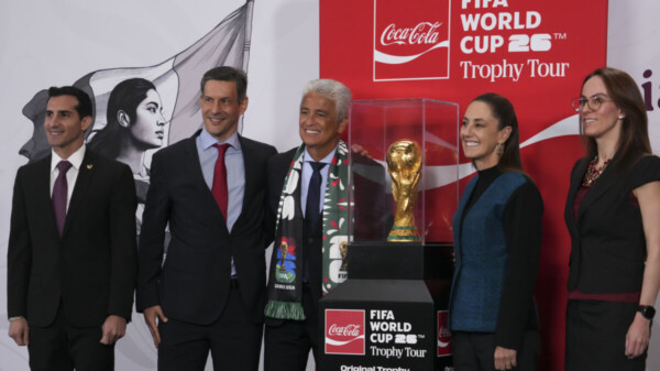 Presenta Sheinbaum la copa del Mundial de Futbol 2026