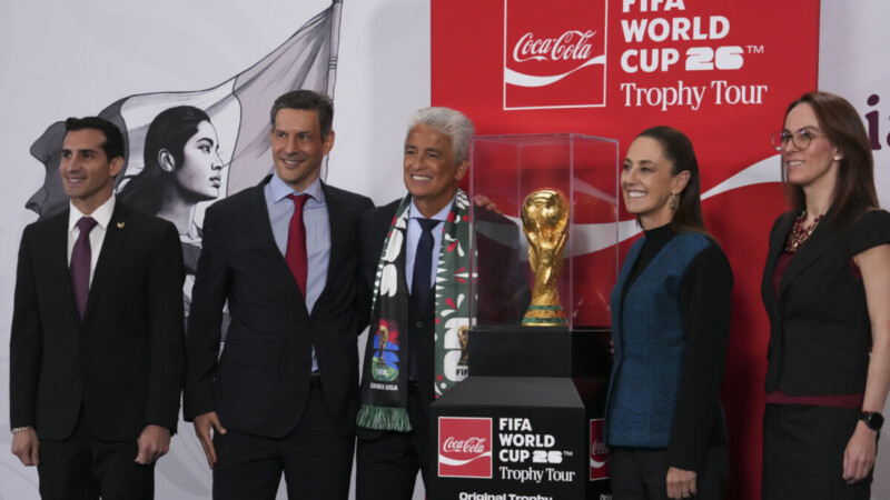 Presenta Sheinbaum la copa del Mundial de Futbol 2026