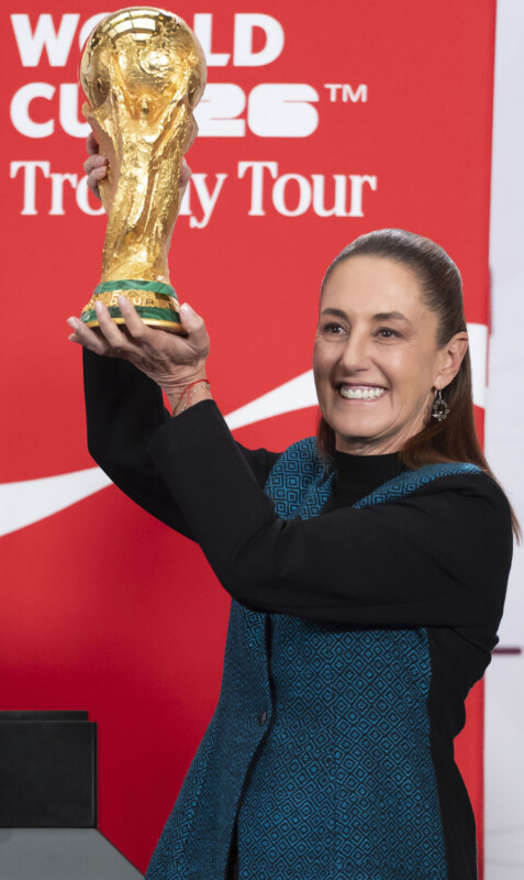 La presidenta Claudia Sheinbaum Pardo alzando el trofeo del Mundial de Futbol 2026.
