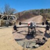 Un muerto y dos autos quemados tras ataque con drones en Sinaloa
