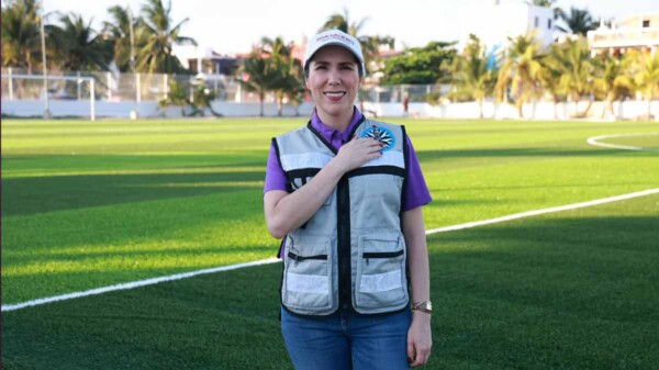 Atenea constata avances en construcción de la nueva cancha de fútbol soccer de Isla Mujeres