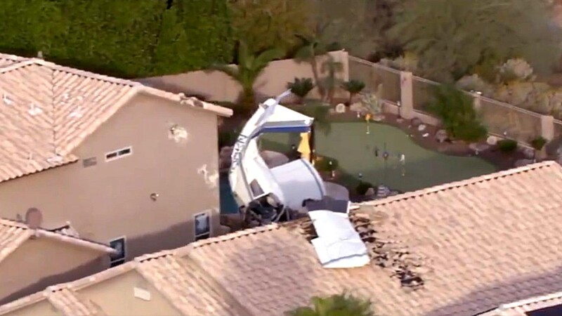 Avioneta se estrella en zona residencial de Arizona y deja tres heridos