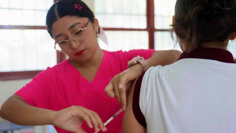 Continúa jornada de vacunación en planteles educativos de Isla Mujeres