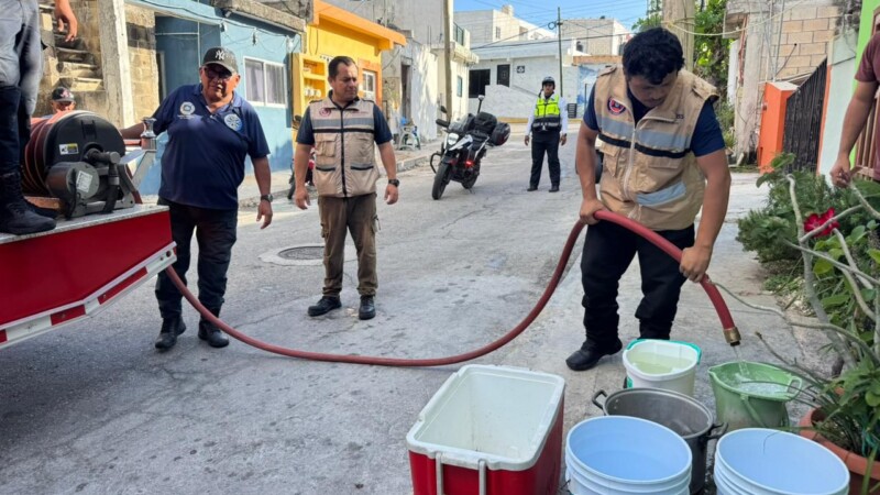 Atenea Gómez gestiona entrega de agua potable para colonias de Isla Mujeres