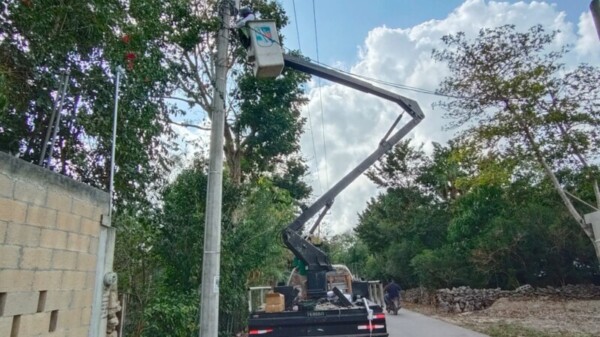 Refuerza Gobierno de Blanca Merari programa permanente de alumbrado público para fortalecer la seguridad en Puerto Morelos