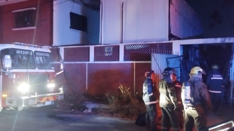 Rescatan a dos personas en un incendio en el fraccionamiento Limones en Mérida