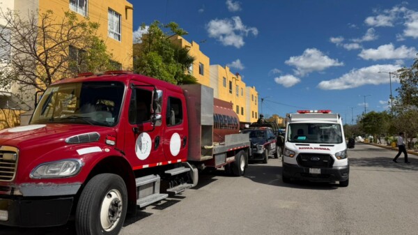 Controlan bomberos incendio en departamento en Cancún