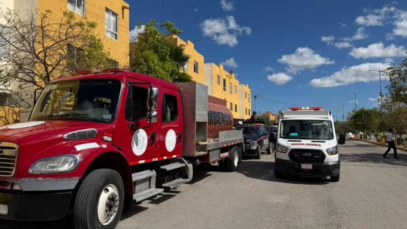 Controlan bomberos incendio en departamento en Cancún