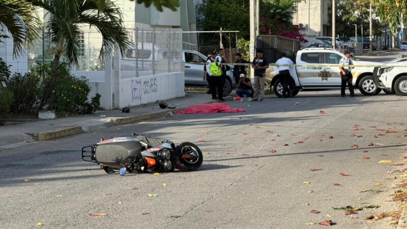 Muere una mujer en motocicleta tras chocar con auto en Cancún