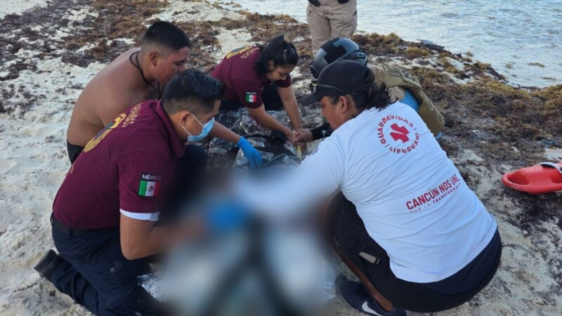 Rescatan a bañista tras ser arrastrado por corriente en playa de la Zona Hotelera de Cancún