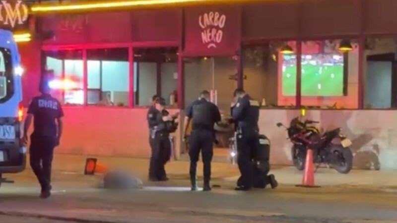 Tres hombres mueren tras enfrentamiento armado en bar de Cancún