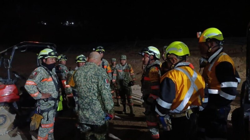 Rescatan con vida al primer minero en Sinaloa