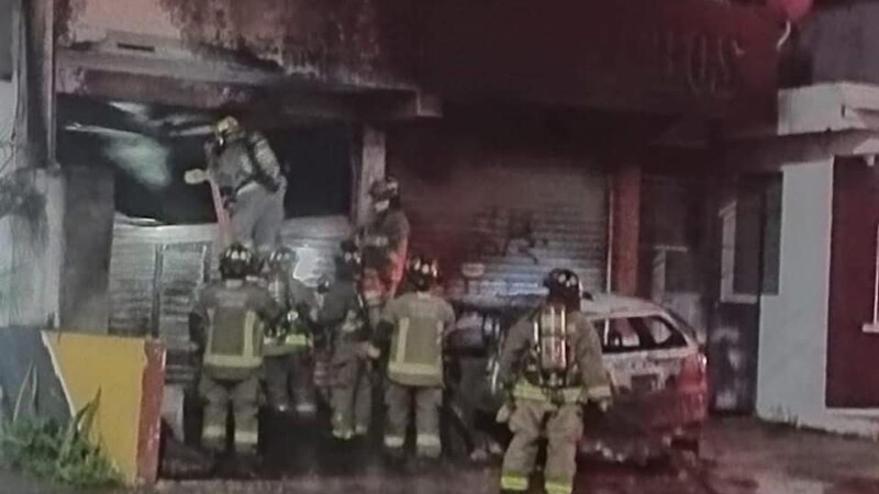 Incendio por un cortocircuito daña una camioneta en la Supermanzana 228 de Cancún