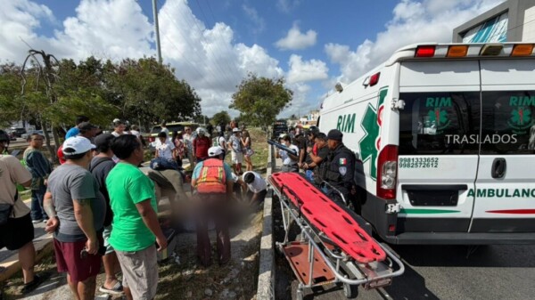 Chocan patrulleros contra un motociclista en la Kabah con 20 de Noviembre en Cancún