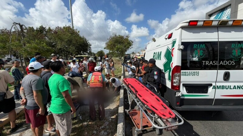 Chocan patrulleros contra pareja en moto en la Kabah con 20 de Noviembre en Cancún