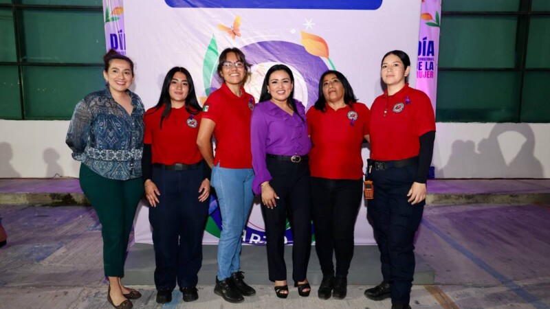 Encabeza Blanca Merari encendido de luces en el Palacio Municipal por el mes de la mujer