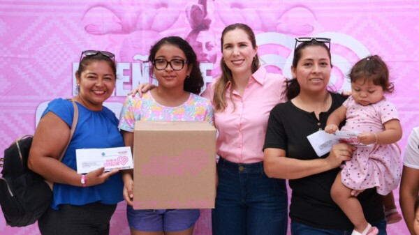 Atenea inicia la entrega de apoyos a mujeres 'Isleña de Corazón 2026' en la Zona Continental de Isla Mujeres