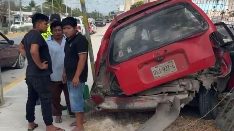 Conductor choca contra camioneta de vendedor de tamales y se da a la fuga en Isla Mujeres.