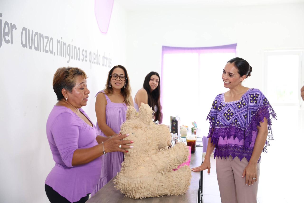 La presidenta municipal resalta casos de éxito de mujeres que iniciaron un modelo de negocio gracias al apoyo en la Casa de la Mujer Emprendedora.