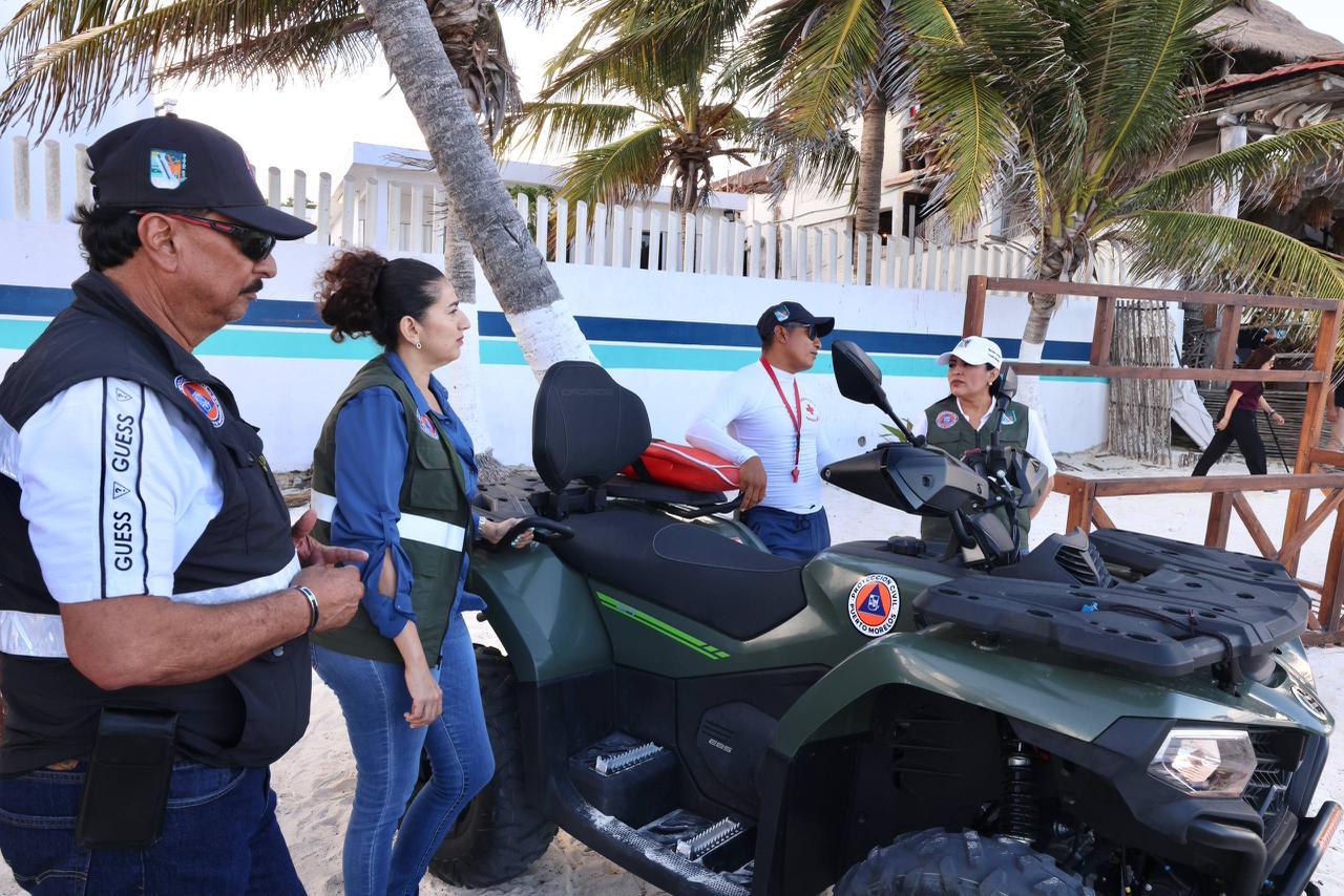 La presidenta municipal junto con la Coordinación de Protección Civil constató las condiciones del equipamiento y la infraestructura de vigilancia para garantizar playas seguras durante la próxima temporada vacacional.