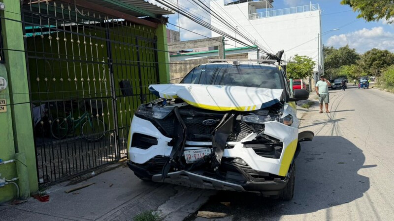 Chocan patrulleros de la Policía Municipal en Villas del Mar III en Cancún