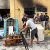 Un incendio que la noche de ayer lunes 30 de marzo terminó en desgracia y cobró la vida de una joven madre y su hijo de doce años en un fraccionamiento de Cancún desató una oleada de solidaridad vecinal para los deudos afectados.