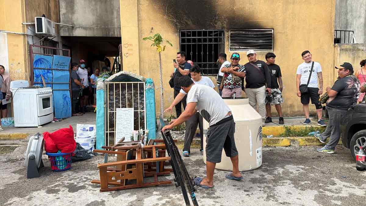 Un incendio que la noche de ayer lunes 30 de marzo terminó en desgracia y cobró la vida de una joven madre y su hijo de doce años en un fraccionamiento de Cancún desató una oleada de solidaridad vecinal para los deudos afectados.