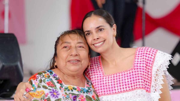 Reconoce Ana Paty Peralta labor de mujeres tianguistas en Cancún