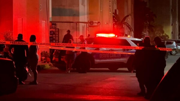 Sicarios asesinan a balazos a mujer en domicilio de Cancún