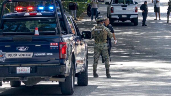 Interceptan y balean a conductor durante ataque armado en avenida de Cancún