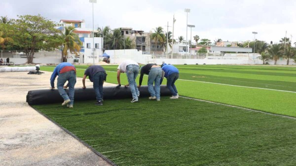 Continúan los avances en la cancha de fútbol soccer de Isla Mujeres