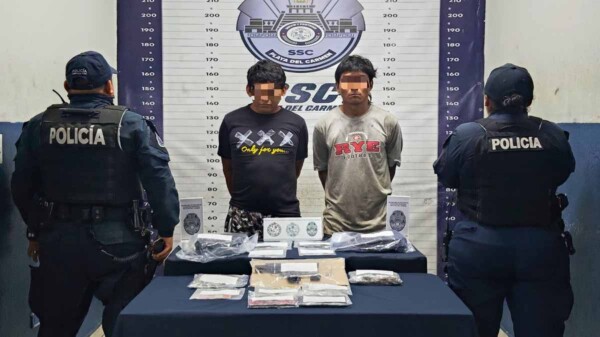 Detienen a dos hombres armados en posesión de drogas en Playa del Carmen