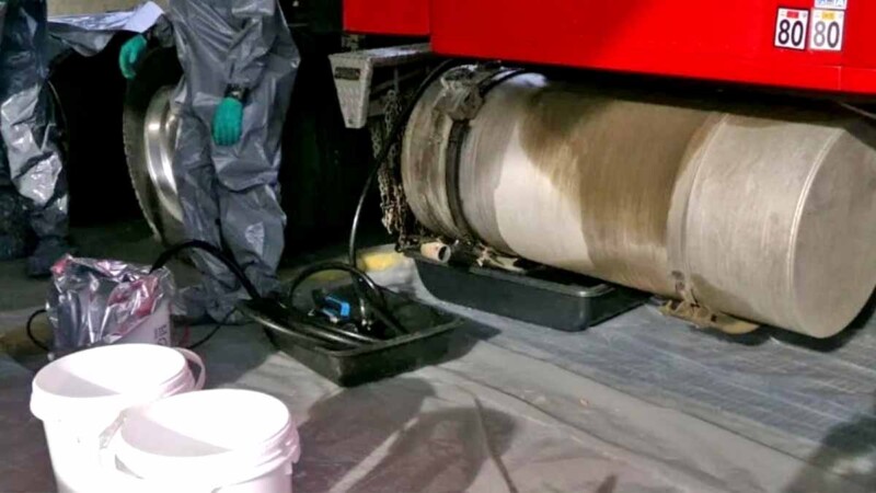 Interceptan cargamento millonario de metanfetamina líquida en la frontera con México