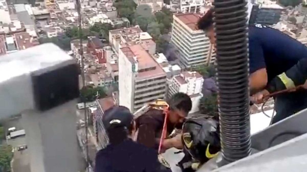 Trabajador queda atrapado a 30 pisos y es rescatado por bomberos en CDMX