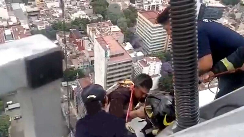 Trabajador queda atrapado a 30 pisos y es rescatado por bomberos en CDMX