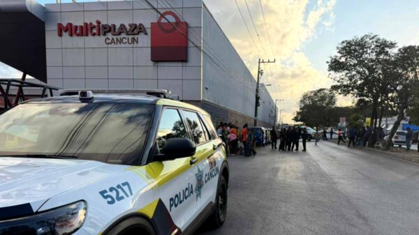 Riña entre mototaxistas desata caos vial y movilización policiaca en Plaza de Cancún