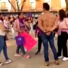 "¿Y la pensión?”: mujer enfrenta a su esposo y novia en plena marcha feminista