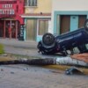 Aparatoso choque y volcadura en el malecón costero de Cozumel