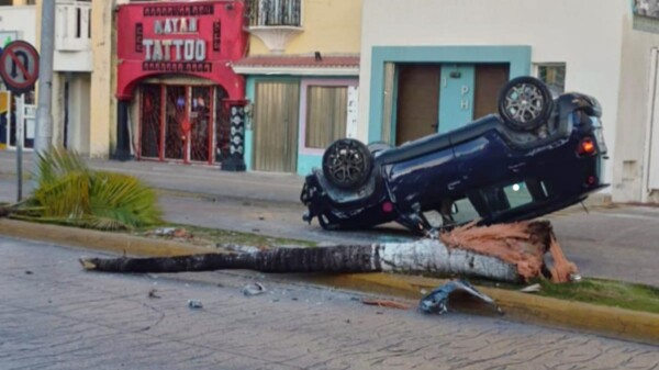 Aparatoso choque y volcadura en el malecón costero de Cozumel