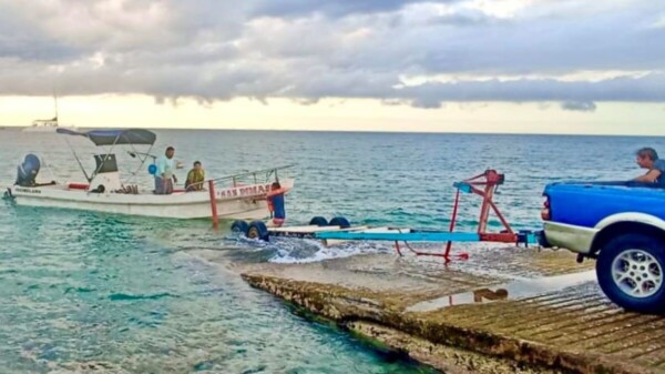 Rescatan embarcación varada con tres tripulantes frente a las costas de Cozumel
