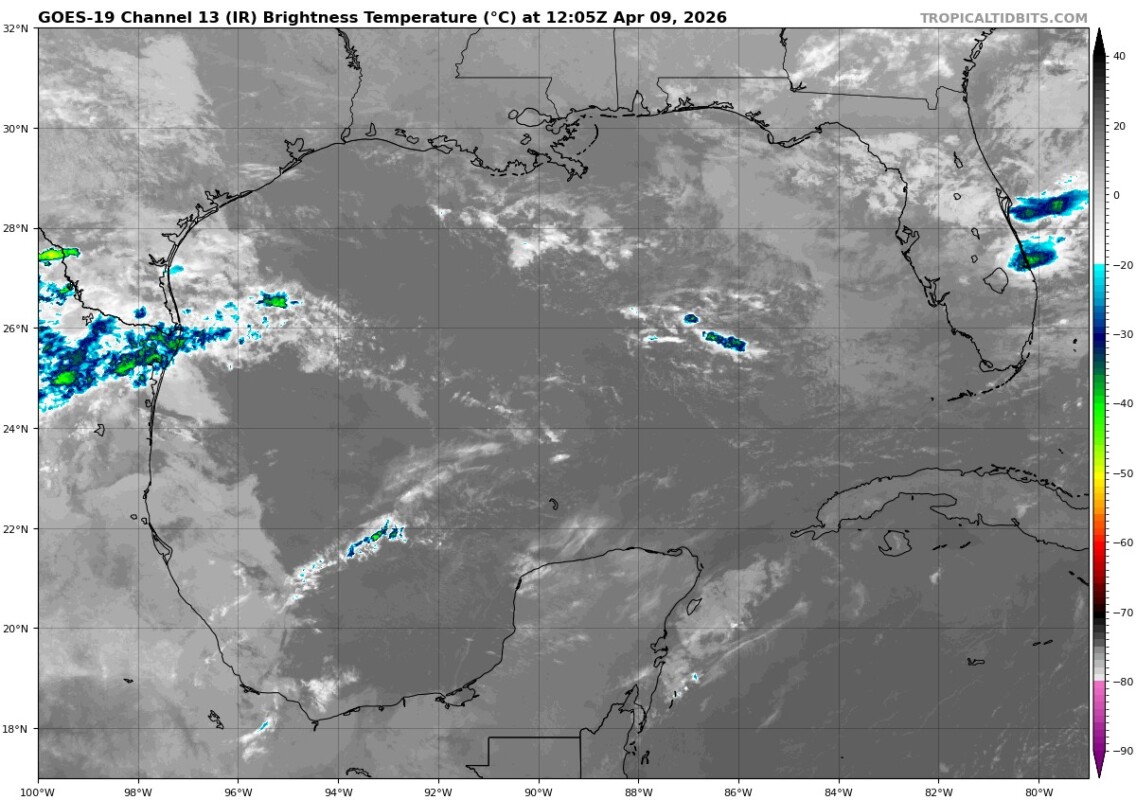 Por la mañana, ambiente templado y durante la tarde, ambiente cálido a caluroso, lluvias y chubascos en Campeche, Yucatán y Quintana Roo.