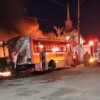Incendian cinco microbuses abandonados en colonia Sambulá de Mérida