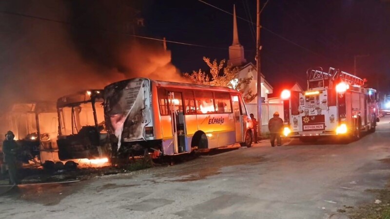 Incendian cinco microbuses abandonados en colonia Sambulá de Mérida