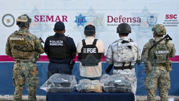 Aseguran paquetes con droga en una playa frente a un hotel de la Riviera Maya