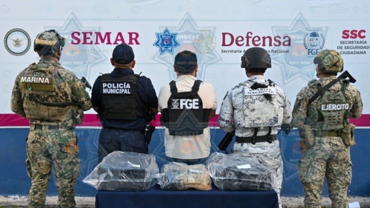 Aseguran paquetes con droga en una playa frente a un hotel de la Riviera Maya